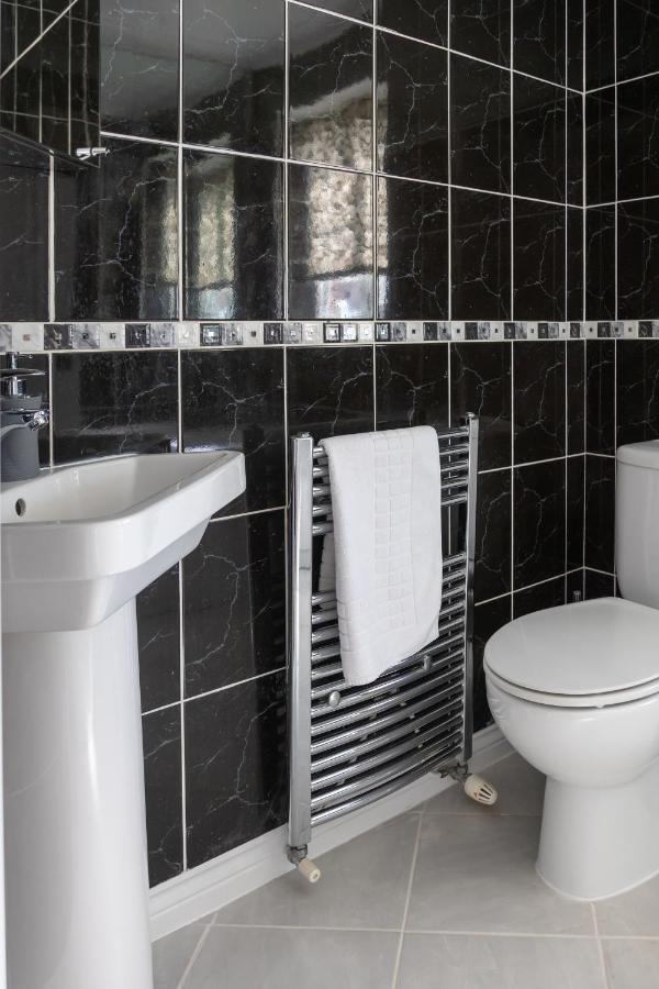 Casa de Férias Hereford - Finch House - Modern 4 Bedroom House Located In South Hereford, Dog Friendly With Nearby Countryside, Pool Table, Sleeps Up To 10 Guests - Hosted By Rentmyhouse Hereford
