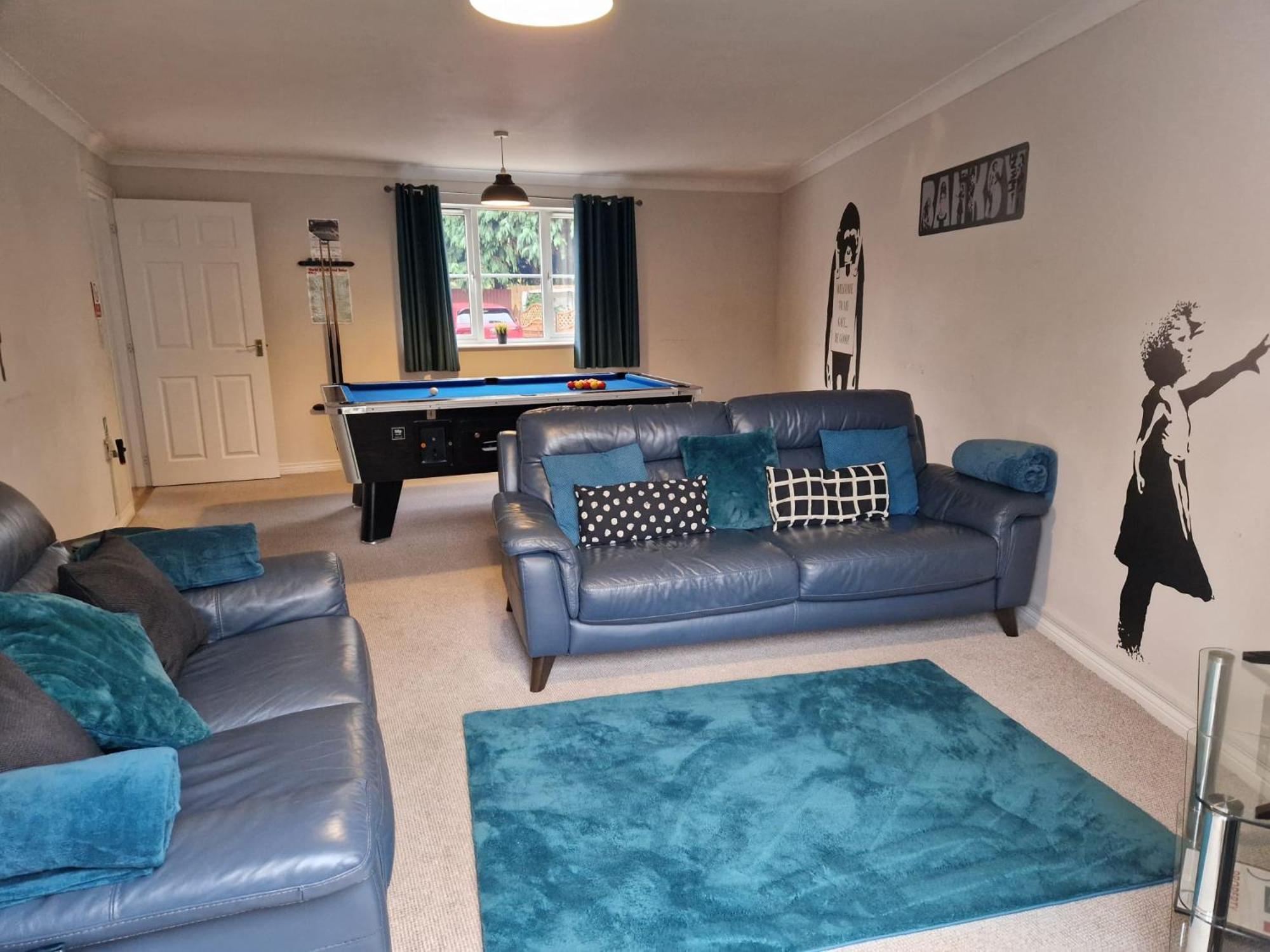 Casa de Férias Hereford - Finch House - Modern 4 Bedroom House Located In South Hereford, Dog Friendly With Nearby Countryside, Pool Table, Sleeps Up To 10 Guests - Hosted By Rentmyhouse Hereford