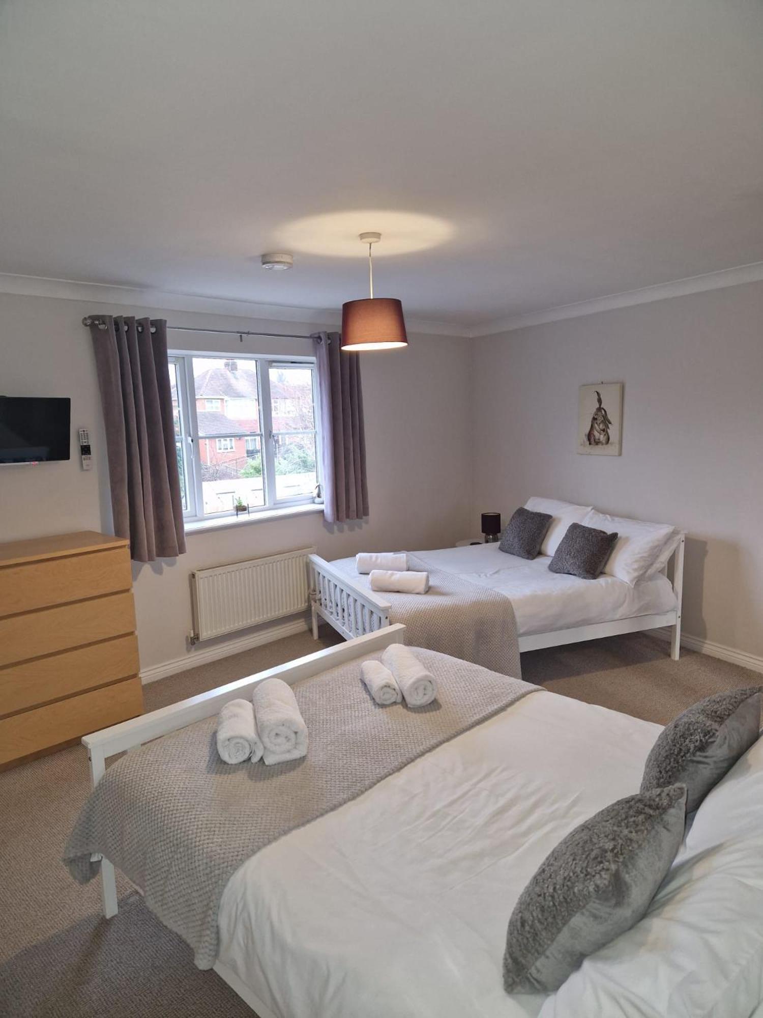 Casa de Férias Hereford - Finch House - Modern 4 Bedroom House Located In South Hereford, Dog Friendly With Nearby Countryside, Pool Table, Sleeps Up To 10 Guests - Hosted By Rentmyhouse *