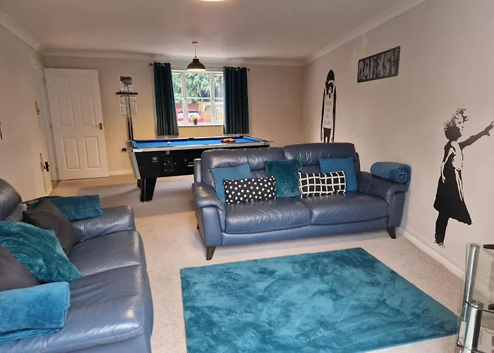 Hereford - Finch House - Modern 4 Bedroom House Located In South Hereford, Dog Friendly With Nearby Countryside, Pool Table, Sleeps Up To 10 Guests - Hosted By Rentmyhouse