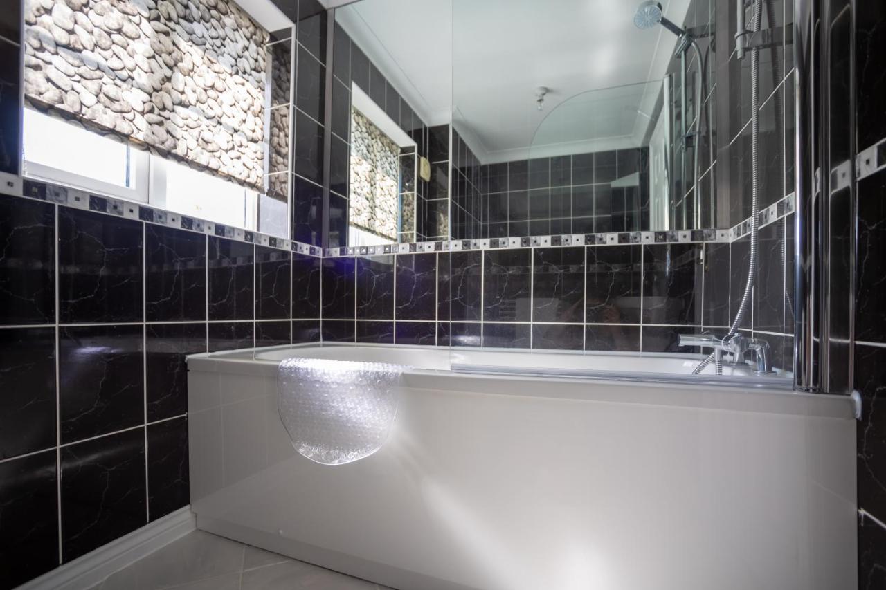 Hereford - Finch House - Modern 4 Bedroom House Located In South Hereford, Dog Friendly With Nearby Countryside, Pool Table, Sleeps Up To 10 Guests - Hosted By Rentmyhouse Hereford