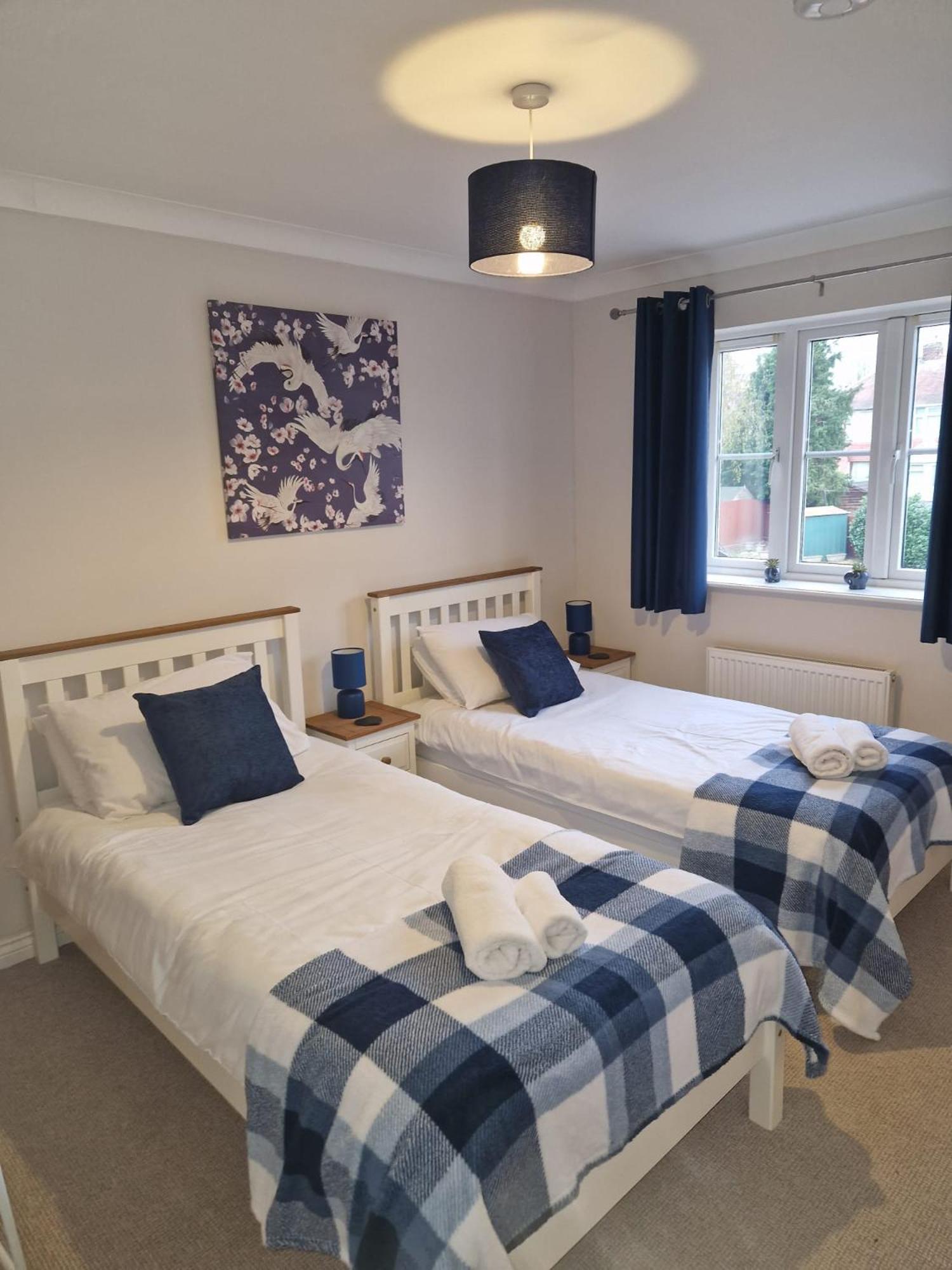 Hereford - Finch House - Modern 4 Bedroom House Located In South Hereford, Dog Friendly With Nearby Countryside, Pool Table, Sleeps Up To 10 Guests - Hosted By Rentmyhouse * Hereford