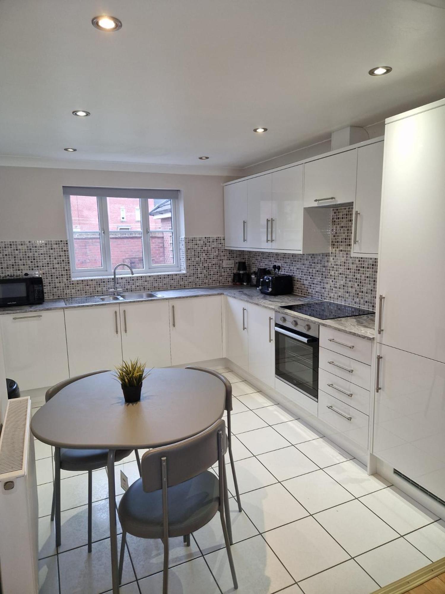 Holiday home Hereford - Finch House - Modern 4 Bedroom House Located In South Hereford, Dog Friendly With Nearby Countryside, Pool Table, Sleeps Up To 10 Guests - Hosted By Rentmyhouse Hereford