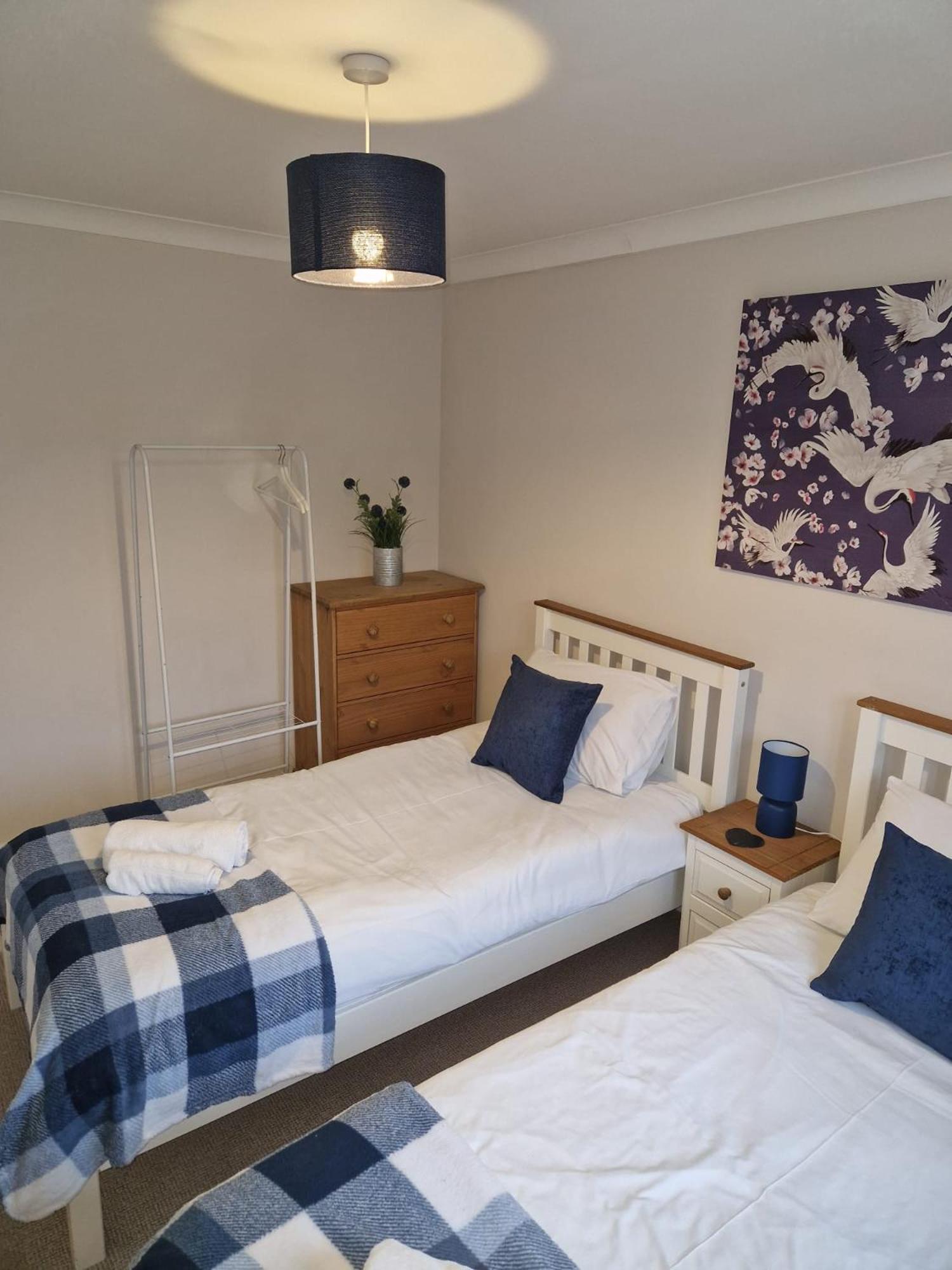 Hereford - Finch House - Modern 4 Bedroom House Located In South Hereford, Dog Friendly With Nearby Countryside, Pool Table, Sleeps Up To 10 Guests - Hosted By Rentmyhouse Hereford