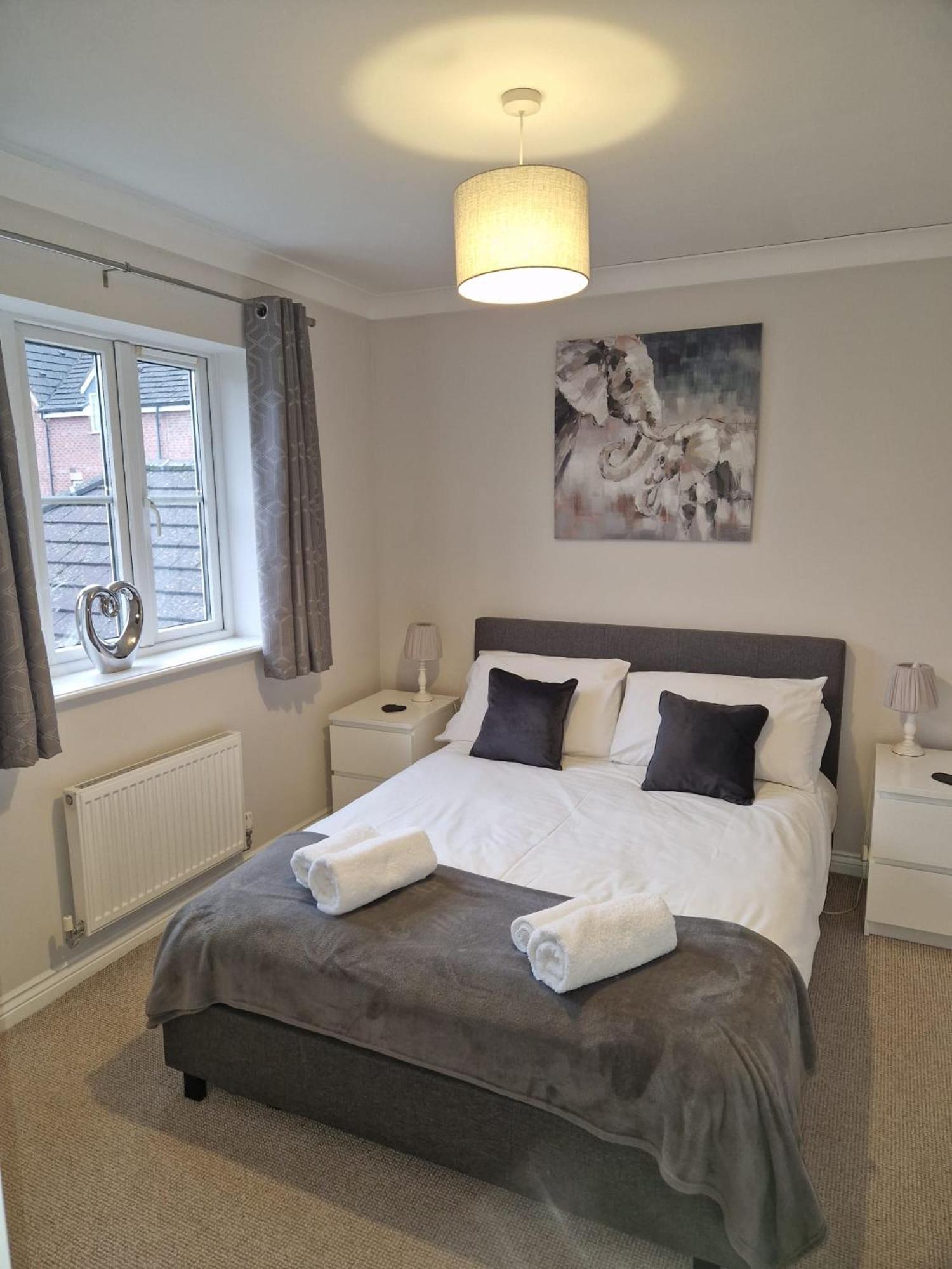 Hereford - Finch House - Modern 4 Bedroom House Located In South Hereford, Dog Friendly With Nearby Countryside, Pool Table, Sleeps Up To 10 Guests - Hosted By Rentmyhouse Holiday home Hereford